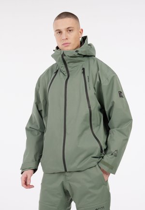 Groene waterdichte jas met een hoge kraag, verstelbare capuchon, rits aan de voorkant en logodetails op de mouwen en borst.