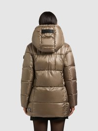 Polstret dunjakke i lysebrun med stor hætte, lodrette syninger og en logomærkat på ryggen. Glat, skinnende tekstur.