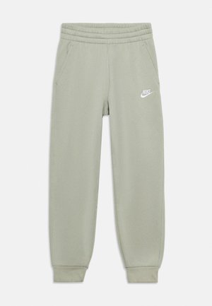 Pantaloni della tuta Nike verde chiaro con vita elasticizzata, polsini alle caviglie, tasche laterali e logo Nike bianco sulla coscia sinistra.