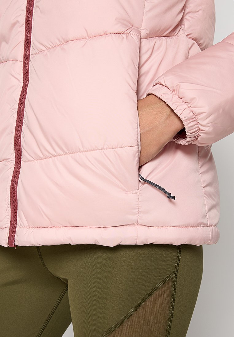 Jasnoróżowa kurtka puchowa z zamkiem błyskawicznym, z przeszytymi sekcjami, elastycznymi mankietami i kieszeniami bocznymi ze sznurkiem.