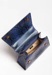 Blauwe handtas van slangenleer met een glanzende afwerking, met een gestructureerde vorm, twee bronzen drukknoopsluitingen en een beige voering aan de binnenkant.