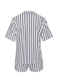 Gestreiftes Loungewear-Set bestehend aus einem kurzärmeligen Button-Up-Oberteil und Shorts. Farbton in Weiß mit navyblauen vertikalen Streifen. Aus Baumwollmaterial.