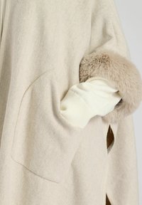 South Beach FAUX FUR PONCHO - Mantella - cream