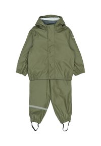 Traje impermeable color verde oliva con capucha, cierre de broches y puños elásticos; detalles reflectantes en los pantalones; textura lisa, sin forro.