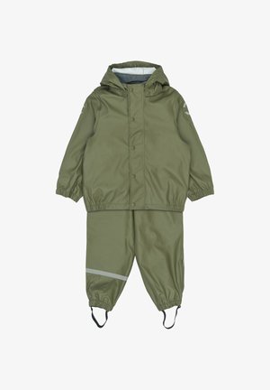 Wodoodporny kombinezon przeciwdeszczowy w kolorze oliwkowej zieleni z kapturem, zapięciem na zatrzaski i elastycznymi mankietami; odblaskowe elementy na spodniach; gładka tekstura, bez podszewki.