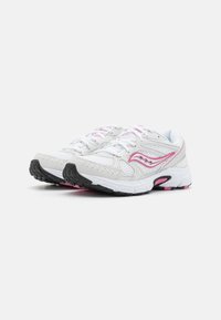 Scarpe da corsa leggere in rete bianca con dettagli rosa, caratterizzate da una suola in gomma nera testurizzata e design con lacci per una vestibilità sicura.
