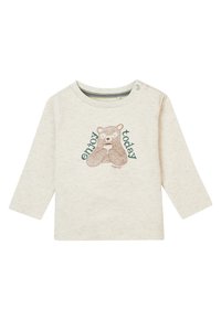 Lichtbeige langwerpig shirt met lange mouwen en een ronde hals, voorzien van een grafisch ontwerp van een bruine beer en de tekst "geniet vandaag" in het groen. Knopdetail op de schouder.