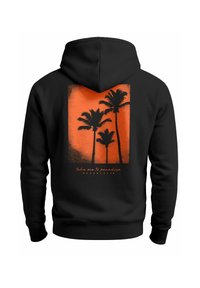 Schwarzer Hoodie mit einem grafischen Design von drei Palmen in Silhouette vor einem orangefarbenen Hintergrund, mit dem Text "Nimm mich mit ins Paradies" darunter.