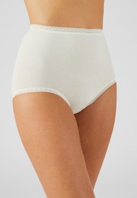 Braguitas de algodón color crema de cintura alta con delicados detalles de encaje en la cintura y las piernas, que presentan una textura suave y un diseño clásico.