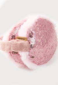 Des écouteurs en sequins roses avec une bordure en fausse fourrure douce, dotés d'un bandeau tricoté et d'une étiquette de marque sur le côté. Forme ronde, texture brillante.