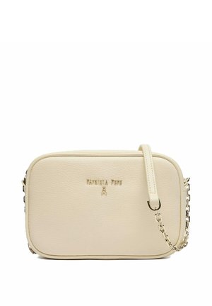 Borsa a tracolla rettangolare in pelle color crema con tracolla a catena dorata e piccolo logo dorato "PATRIZIA PEPE" sul davanti.