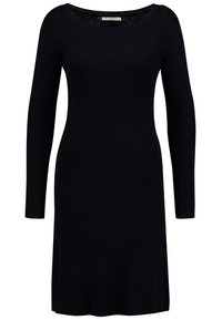 Czarna sukienka z prążkowanego materiału, z długimi rękawami, okrągłym dekoltem i dopasowanym krojem. Miękka tekstura, długość do kolan i minimalne detale.