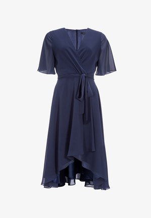 Marine blauwe wikkeljurk met korte, zwierige mouwen, met een striktaille en een asymmetrische zoom. Gemaakt van lichtgewicht, vloeiende stof.