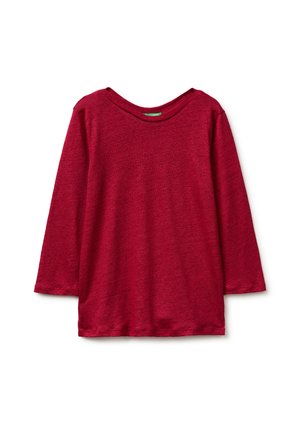 Czerwona, gładka koszulka z długim rękawem i okrągłym dekoltem, wykonana z miękkiego materiału, ułożona płasko na białym tle.