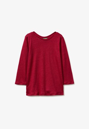 Langärmeliges, rotes, einfarbiges T-Shirt mit Rundhalsausschnitt aus weichem Stoff, flach auf weißem Hintergrund präsentiert.