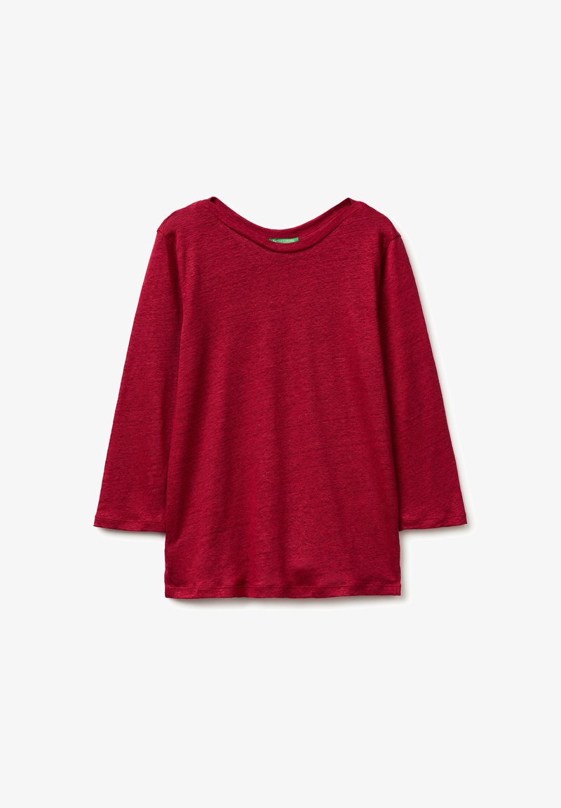 Langärmeliges, rotes, einfarbiges T-Shirt mit Rundhalsausschnitt aus weichem Stoff, flach auf weißem Hintergrund präsentiert.