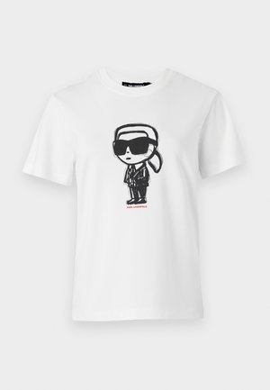 Tricou alb din bumbac, cu o ilustrație de desene animate alb-negru a unui personaj purtând ochelari de soare supradimensionați și un costum, cu inscripția "KARL LAGERFELD" dedesubt.