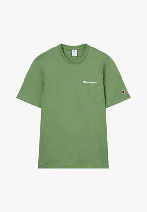Zelena kratka majica s kratkim rukavima i okruglim izrezom s bijelim logotipom "Champion" na prsima i malim Champion emblemom na lijevom rukavu.