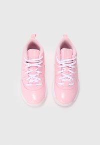 Zapatillas deportivas rosas con un acabado brillante, que cuentan con cordones blancos, acentos perforados en los laterales y un diseño de punta redondeada.