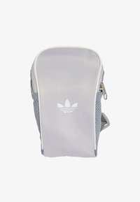 Selezionato, grey three white