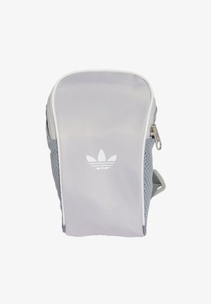 Zaino grigio con una parte anteriore liscia, lato in rete, cerniera bianca e un sottile logo bianco. Ha un design moderno e una forma aerodinamica.