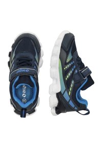 Marineblaue Sportsneakers mit einem Mesh-Obermaterial, blauen und grünen Akzenten, verstellbarem Riemen und dicker weißer Gummisohle. Mit verstärktem Absatz.