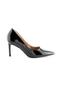 Zapato de tacón alto de charol negro con punta afilada y superficie lisa. Presenta un tacón de aguja delgada y un diseño de corte bajo en la parte delantera.