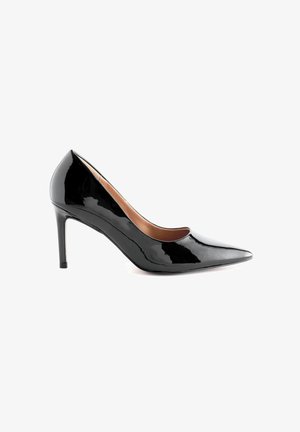 Escarpin en cuir verni noir à talons hauts avec un bout pointu et une surface lisse. Dispose d'un talon aiguille fin et d'une découpe basse à l'avant.