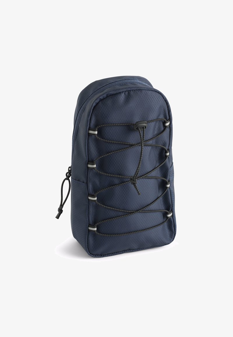 Ναυτικό μπλε σακίδιο φτιαγμένο από υφασμάτινη υφή, με ελαστικό κορδόνι bungee στην μπροστινή πλευρά και κλείσιμο με φερμουάρ στην κορυφή.