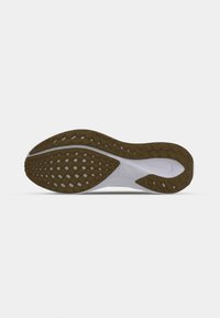 Semelle de chaussure avec une semelle extérieure en caoutchouc marron présentant un motif en losange et une semelle intermédiaire blanche, affichant le logo Nike près du talon.