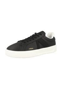 Sneaker in pelle nera con suola in gomma bianca, caratterizzata da una zeppa testurizzata, lacci tonali e un piccolo logo dorato di lato.