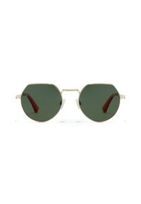 Ochelari de soare octogonali cu lentile verde închis, ramă subțire din metal auriu și tampoane pentru nas transparente. Vârfurile templelor sunt realizate dintr-un material maro.