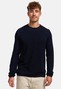 Marineblauer Pullover mit langen Ärmeln, strukturiertem Strickmuster, Rundhalsausschnitt und gerippten Bündchen, gefertigt aus einem weichen, atmungsaktiven Stoff.