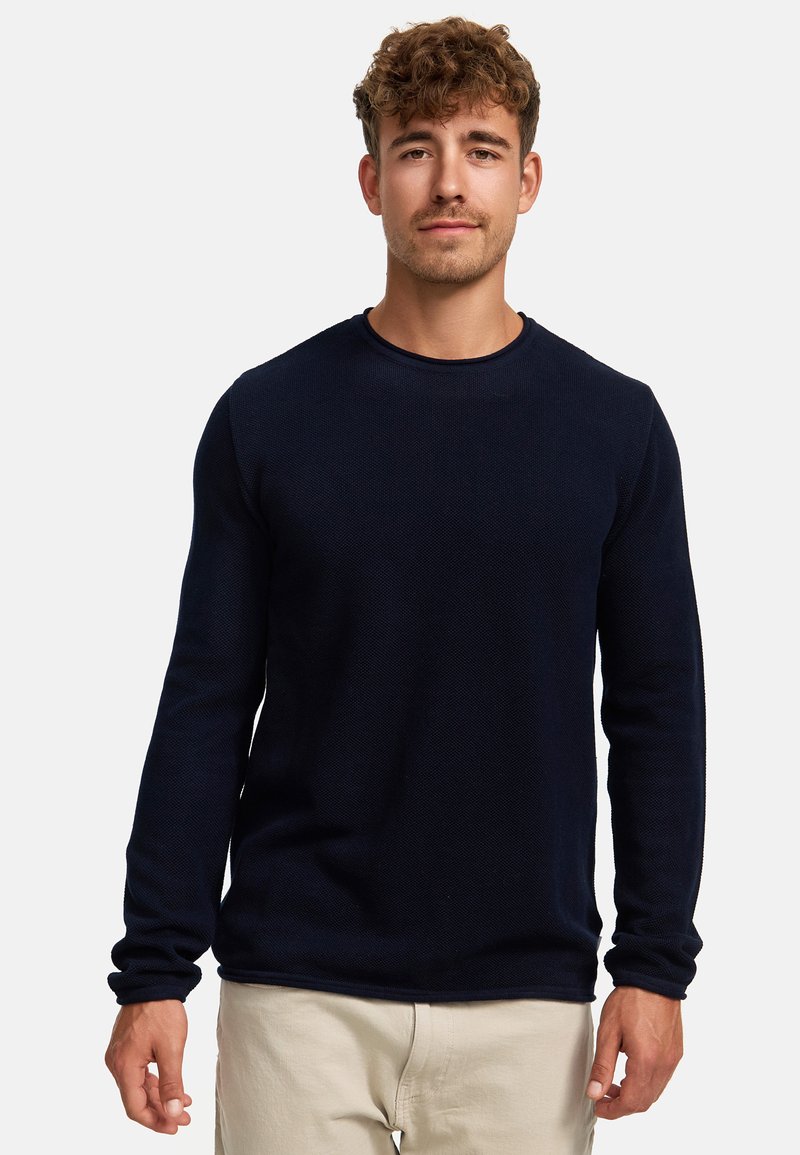 Marineblauer Pullover mit langen Ärmeln, strukturiertem Strickmuster, Rundhalsausschnitt und gerippten Bündchen, gefertigt aus einem weichen, atmungsaktiven Stoff.