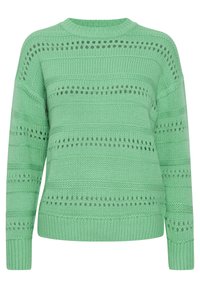Pull en tricot vert clair avec des rayures horizontales et des détails de mailles ouvertes, col rond et manches longues.