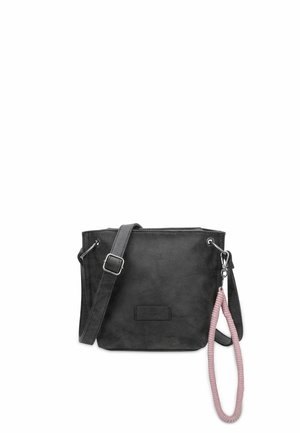 Sac bandoulière noir avec bandoulière ajustable et porte-clés bracelet enroulé rose attaché sur fond blanc.