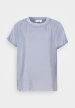 Šviesiai mėlyna trumpomis rankovėmis marškinėliai, pagaminti iš lygios, šiek tiek blizgios medžiagos. Turintys apvalų kaklą ir laisvą, dėžutės formos siluetą. Minimalistinio dizaino.