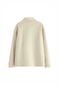 Camicia overshirt beige con colletto, maniche lunghe e vestibilità rilassata. Realizzata in materiale morbido con linee pulite e dettagli di cucitura minimi.