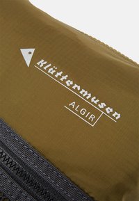 Klättermusen MULTISLOTS BAG UNISEX - Keresztpántos táska - olive