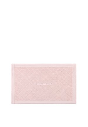 Tapis de bain rectangulaire rose clair avec motif matelassé en losange et logo Ralph Lauren brodé au centre, présenté sur fond blanc.