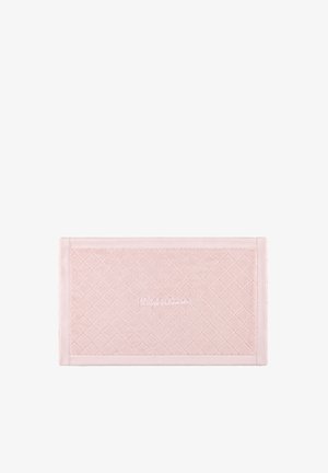 Tapis de bain rectangulaire rose clair avec motif matelassé en losange et logo Ralph Lauren brodé au centre, présenté sur fond blanc.