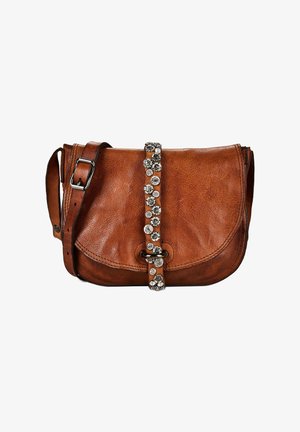 Sac bandoulière en cuir marron avec sangle réglable et sangle centrale ornée de clous ronds argentés et de strass.