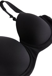 Svart bh med underwire, skumkoppar, justerbara axelband och slät tyg. Har en sömlös design och ett clip i ryggen.