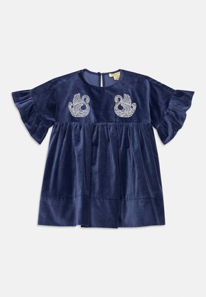 Vestido de bebé em veludo azul marinho com mangas curtas com babados e dois detalhes de bordado de cisne branco no peito.