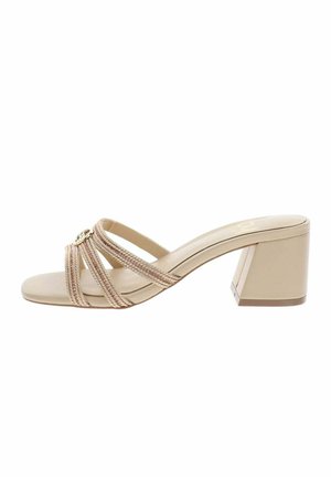 Sandalo beige con tacco open-toe con tre cinturini intrecciati e tacco a blocco, con una piccola decorazione metallica circolare.