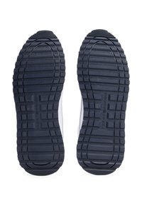 Semelles de chaussures en caoutchouc noir avec un motif de semelle; des rainures et des crêtes profondes offrent une bonne adhérence. Comprend le nom de la marque en relief.