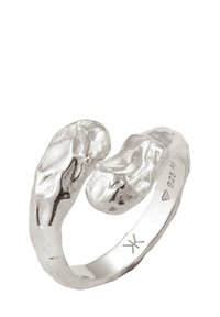 Silberner Ring mit einem texturierten, organischen Design, dessen zwei Enden nach innen biegen. Hergestellt aus 925er Sterlingsilber mit polierter Oberfläche.