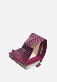 Portafoglio compatto in pelle rosa scuro con più scomparti per carte, un vano con zip e una rifinitura verde a contrasto. Dettaglio superficiale strutturato.