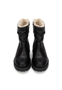 Botas de tobillo de cuero negro con suave forro de piel sintética, caña suelta y suela de goma resistente. Presenta cremalleras a ambos lados.