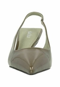 Chaussure plate à bout pointu en taupe brillant avec une semelle intérieure beige et une bride réglable.